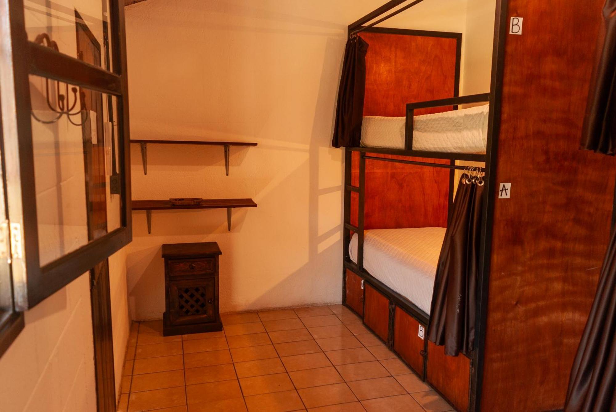 Tzunun Hostel Antigua Buitenkant foto