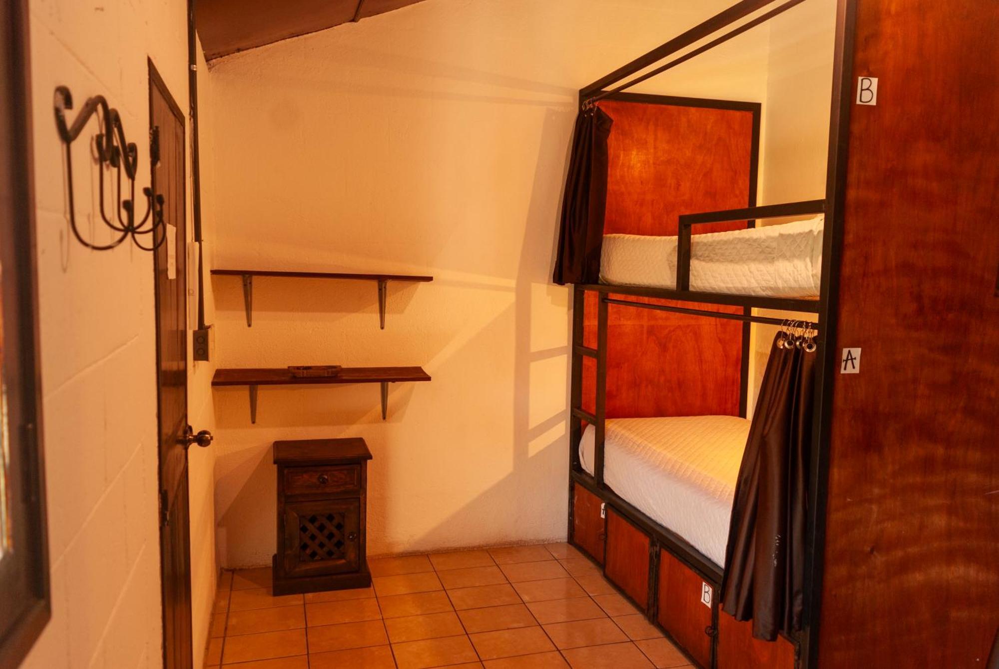 Tzunun Hostel Antigua Buitenkant foto
