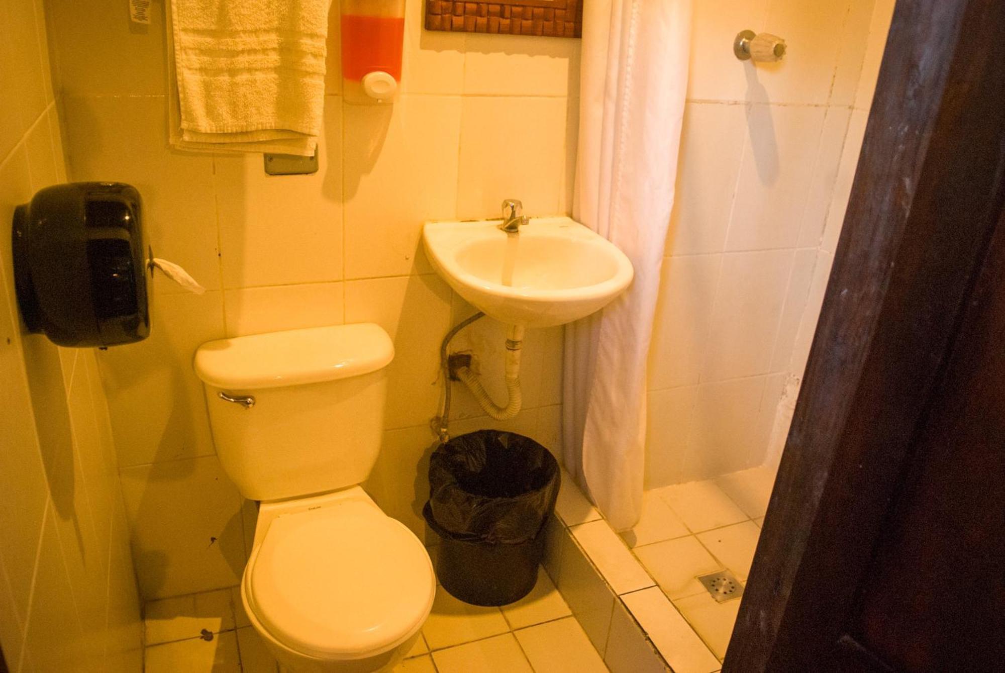 Tzunun Hostel Antigua Buitenkant foto