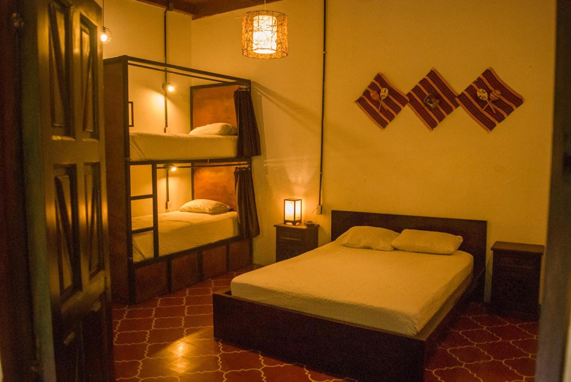 Tzunun Hostel Antigua Buitenkant foto