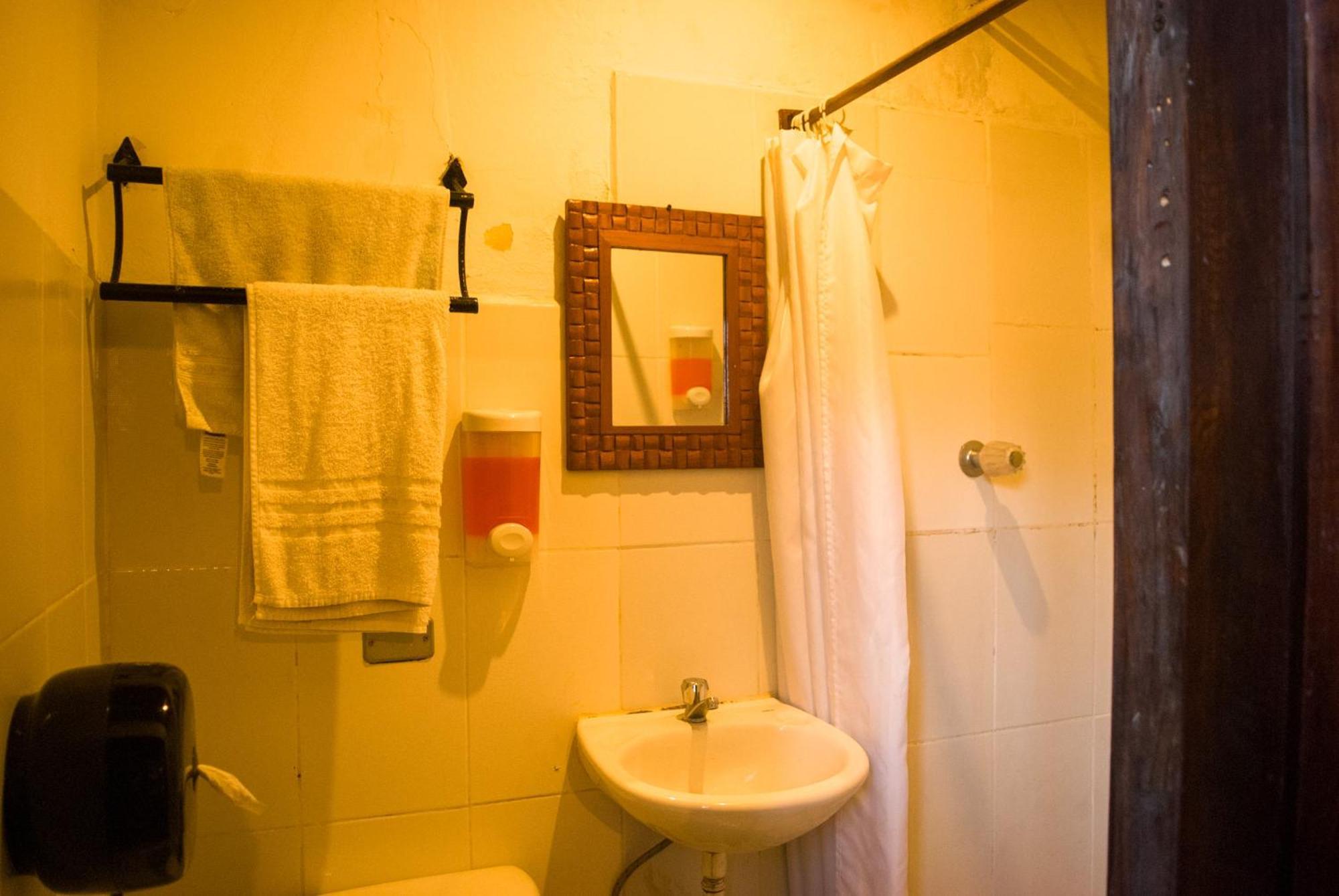 Tzunun Hostel Antigua Buitenkant foto