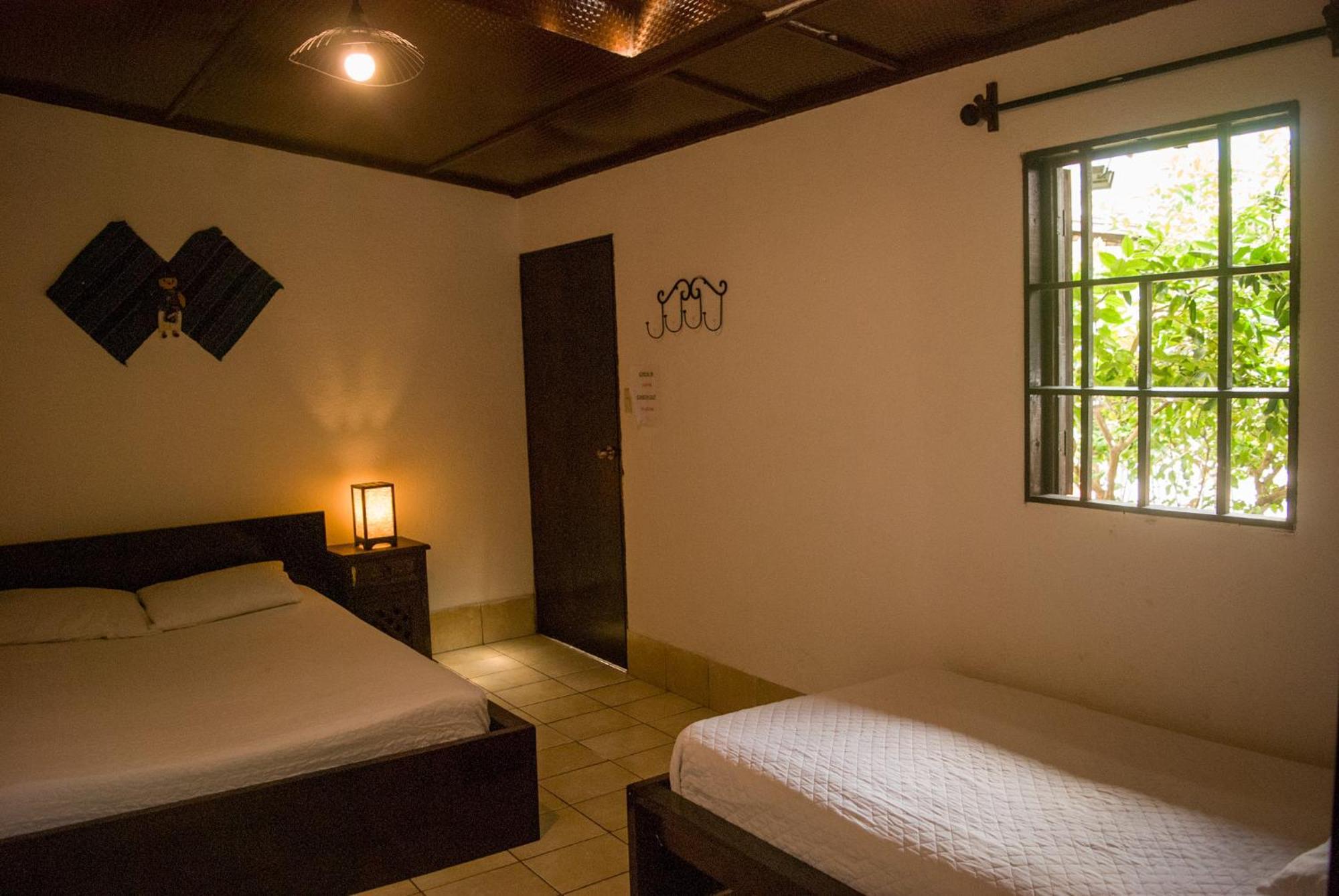 Tzunun Hostel Antigua Buitenkant foto