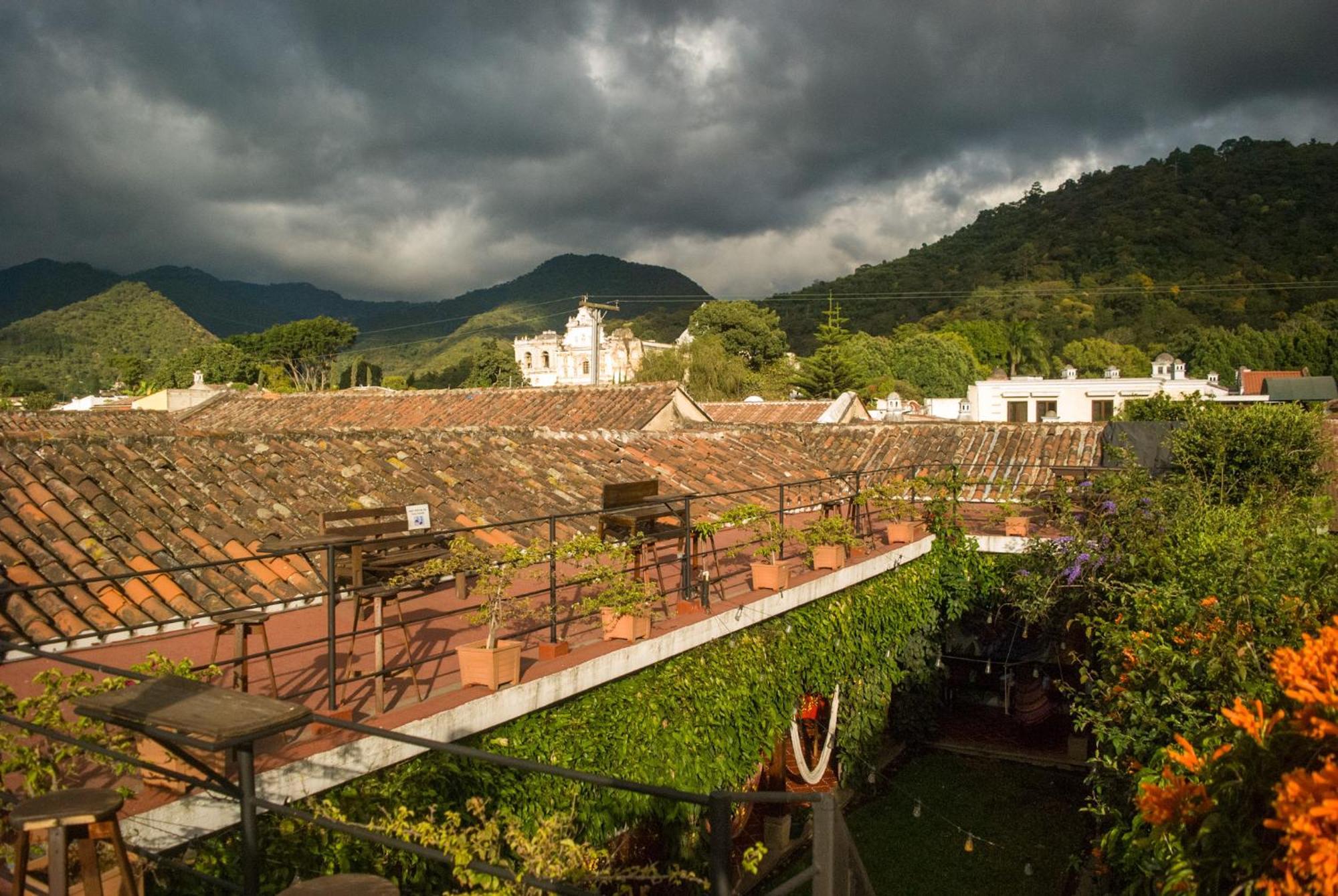 Tzunun Hostel Antigua Buitenkant foto
