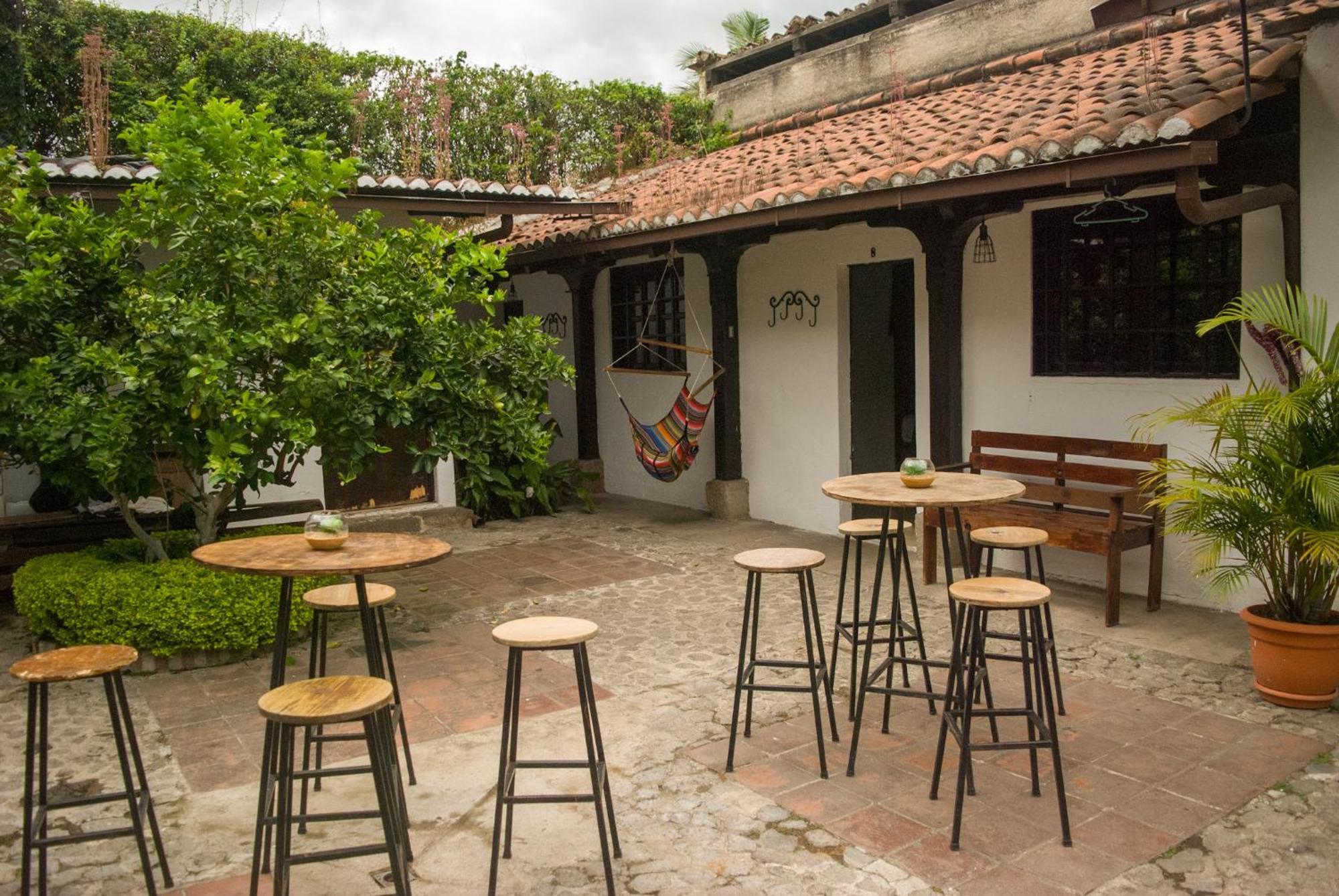 Tzunun Hostel Antigua Buitenkant foto